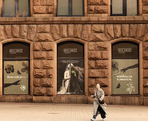 Вітрини магазину «Всі. Свої» на Хрещатику оформили за мотивами вистави «Орландо»