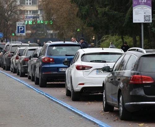 Ветерани у Львові з травня зможуть безплатно паркуватися 100 годин на місяць. Як це працюватиме
