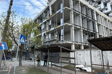 Російська ракета вибухнула біля будмайданчика ЖК Boston на Почайній. Постраждали шестеро людей