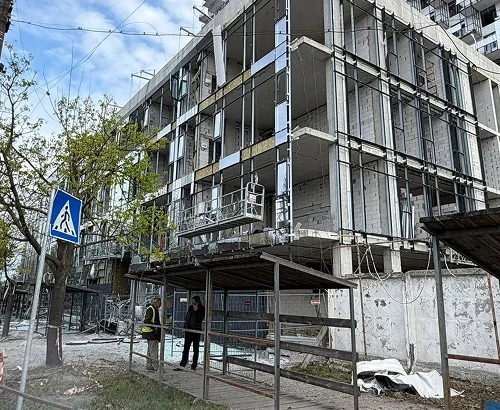 Російська ракета вибухнула біля будмайданчика ЖК Boston на Почайній. Постраждали шестеро людей