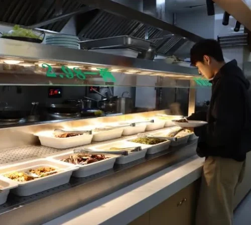 Відсканувати язик, щоб замовити страву. У Китаї відкрили ресторан, де ШІ перевіряє гостей