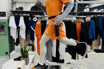 Adidas в Україні почав продавати кросівки по одному за половину вартості пари