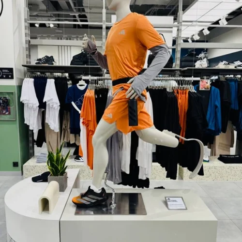 Adidas в Україні почав продавати кросівки по одному за половину вартості пари