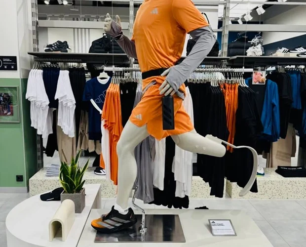 Adidas в Україні почав продавати кросівки по одному за половину вартості пари