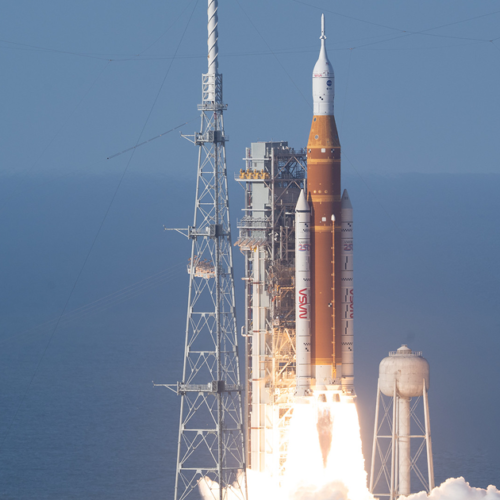 NASA вперше за 50 років запустило астронавтів до Місяця