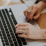 Користуватися громадським транспортом та переходити на дистанційку: ЄС закликає економити пальне