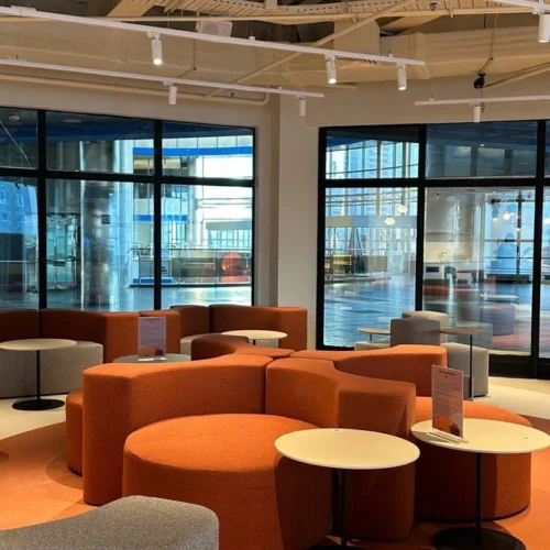 Перепочинок, смаколики та допомога з валізами: як працює лаунж від Mastercard на київському вокзалі