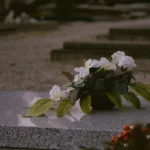 КМДА закликали не приносити штучні квіти на кладовища в поминальні дні