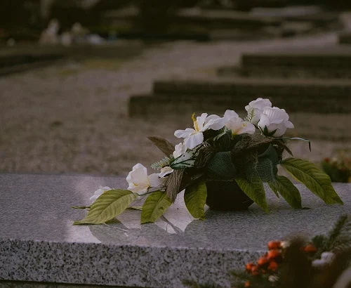 КМДА закликали не приносити штучні квіти на кладовища в поминальні дні