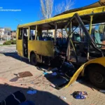 Росіяни вдарили дроном по автобусу в Нікополі: є загиблі та поранені