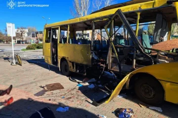 Росіяни вдарили дроном по автобусу в Нікополі: є загиблі та поранені