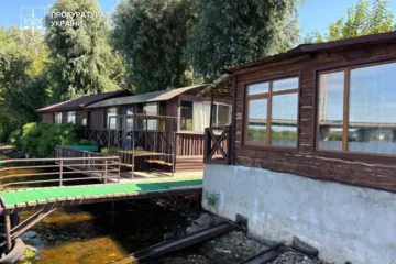 Суд зобов’язав знести незаконний комплекс відпочинку біля причалу «Осокорки»