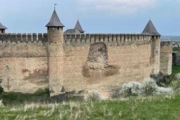 У Хотинській фортеці стався частковий обвал стіни: доступ туристів обмежили