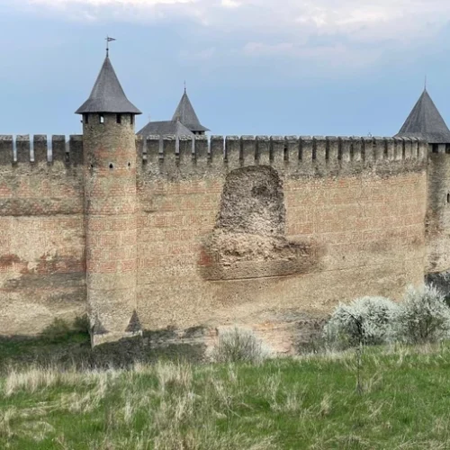 У Хотинській фортеці стався частковий обвал стіни: доступ туристів обмежили
