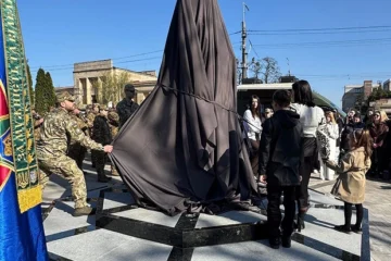 У Дарницькому районі відкрили оновлений сквер із меморіалом, присвяченим Нацгвардії