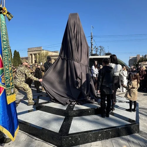 У Дарницькому районі відкрили оновлений сквер із меморіалом, присвяченим Нацгвардії