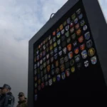 Під Аркою свободи українського народу встановили розламану плиту з Гостомельського аеропорту