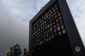 Під Аркою свободи українського народу встановили розламану плиту з Гостомельського аеропорту