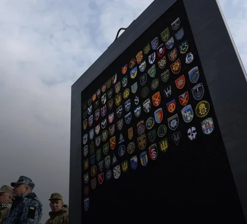 Під Аркою свободи українського народу встановили розламану плиту з Гостомельського аеропорту