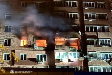 Росіяни влучили дроном у багатоповерхівку в Дніпрі: є загиблі