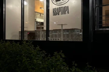 Необістро «Квартира 27» між «Звіринецькою» і «Видубичами»