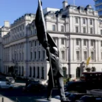 У центрі Лондона з’явилася нова скульптура Бенксі