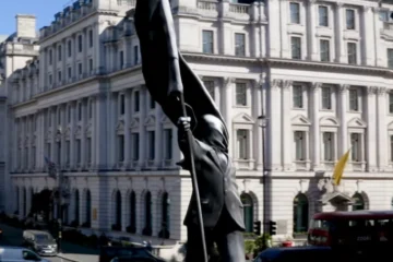 У центрі Лондона з’явилася нова скульптура Бенксі