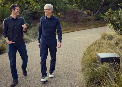 Тім Кук піде з посади гендиректора Apple у вересні: компанію очолить Джон Тернус