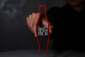 Coca-Cola випустила палички для їжі у формі своєї пляшки