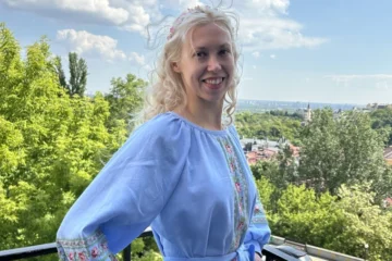 Це айтівці, які вишивають сорочку за рік