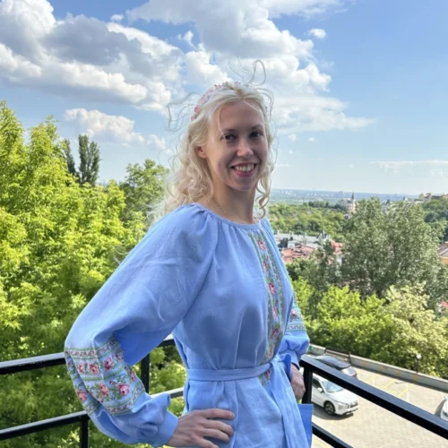 Це айтівці, які вишивають сорочку за рік