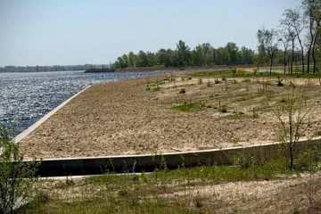 На березі Київського моря демонтували незаконні паркани й відкрили доступ до лісу та води