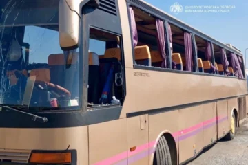 Під час ворожої атаки по АЗС на Дніпропетровщині постраждав автобус, який перевозив дітей: є поранені