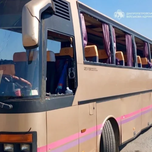 Під час ворожої атаки по АЗС на Дніпропетровщині постраждав автобус, який перевозив дітей: є поранені