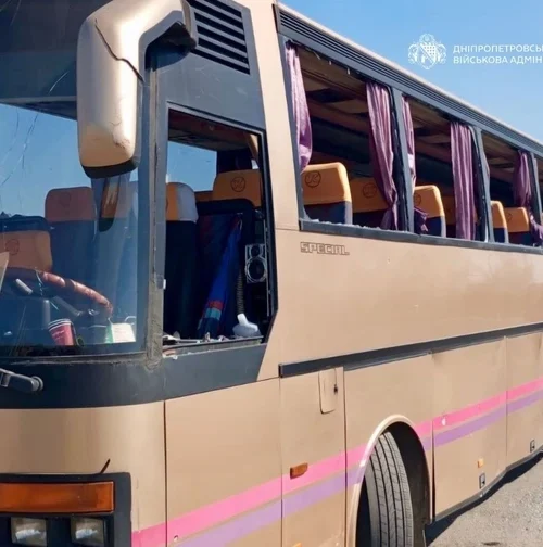 Під час ворожої атаки по АЗС на Дніпропетровщині постраждав автобус, який перевозив дітей: є поранені