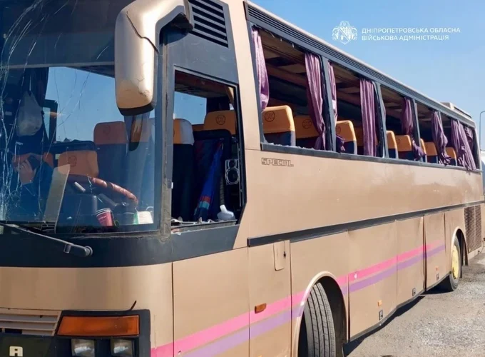 Під час ворожої атаки по АЗС на Дніпропетровщині постраждав автобус, який перевозив дітей: є поранені
