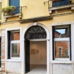 Том Йорк та Стенлі Донвуд відкрили спільну виставку у Венеції