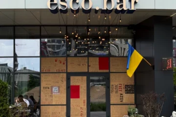 Фасади закладів Escobar завісили транспарантами з гаслами Free Azov
