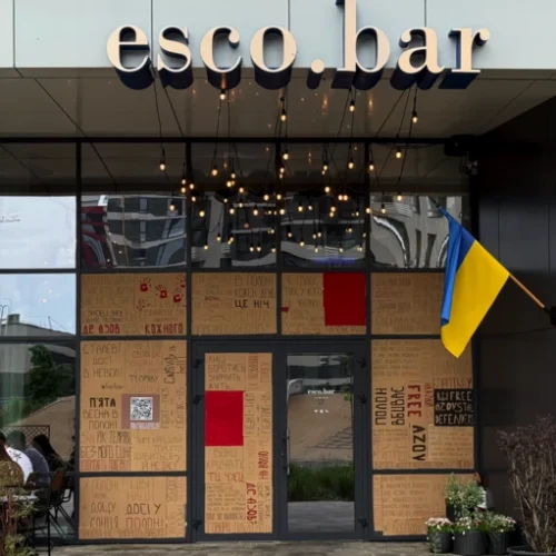 Фасади закладів Escobar завісили транспарантами з гаслами Free Azov