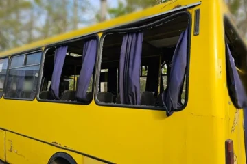Росіяни вдарили безпілотником по маршрутці у Херсоні: є загиблі й поранені