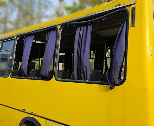 Росіяни вдарили безпілотником по маршрутці у Херсоні: є загиблі й поранені