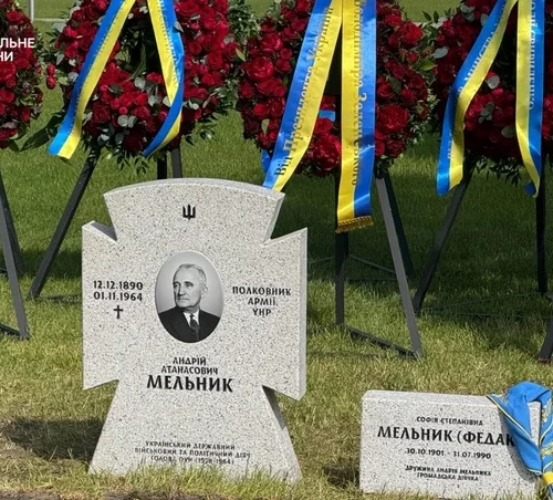У Києві перепоховали полковника Андрія Мельника та його дружину Софію