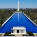 Дзеркальний басейн у США фарбують в «синій колір американського прапора». Це намагаються зупинити