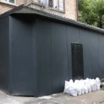 На Печерську демонтували прибудову під магазин, яку незаконно звели за одну ніч
