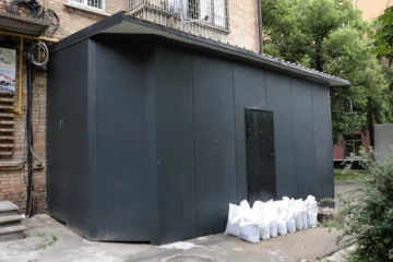На Печерську демонтували прибудову під магазин, яку незаконно звели за одну ніч