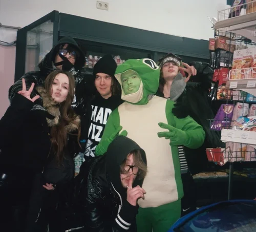 Комік у костюмі гекона Therapy Gecko зʼїздив у Київ і зняв про це документалку на YouTube
