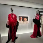Для виставки Met Gala створили манекени з протезами, кріслами колісними та фігурами вагітних