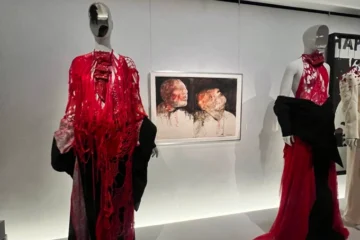 Для виставки Met Gala створили манекени з протезами, кріслами колісними та фігурами вагітних