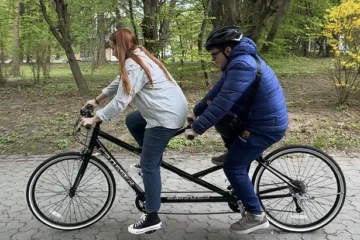 У Львові запустили прокат двомісних велосипедів із супроводом для незрячих