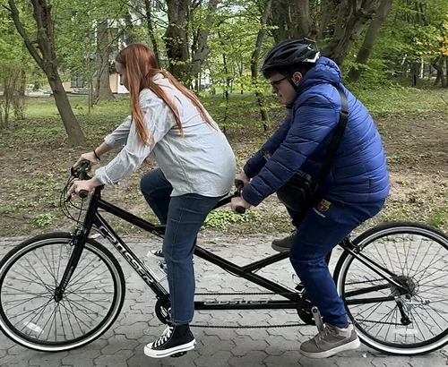 У Львові запустили прокат двомісних велосипедів із супроводом для незрячих